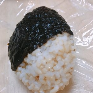 梅とろろ昆布の玄米おにぎり